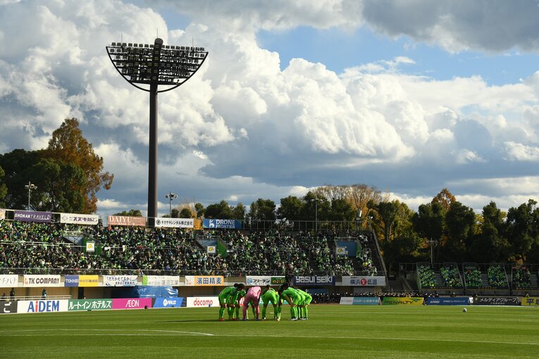 昨年11月27日のホーム最終戦で円陣を組む湘南ベルマーレの選手たち　©Masashi Hara/Getty Images