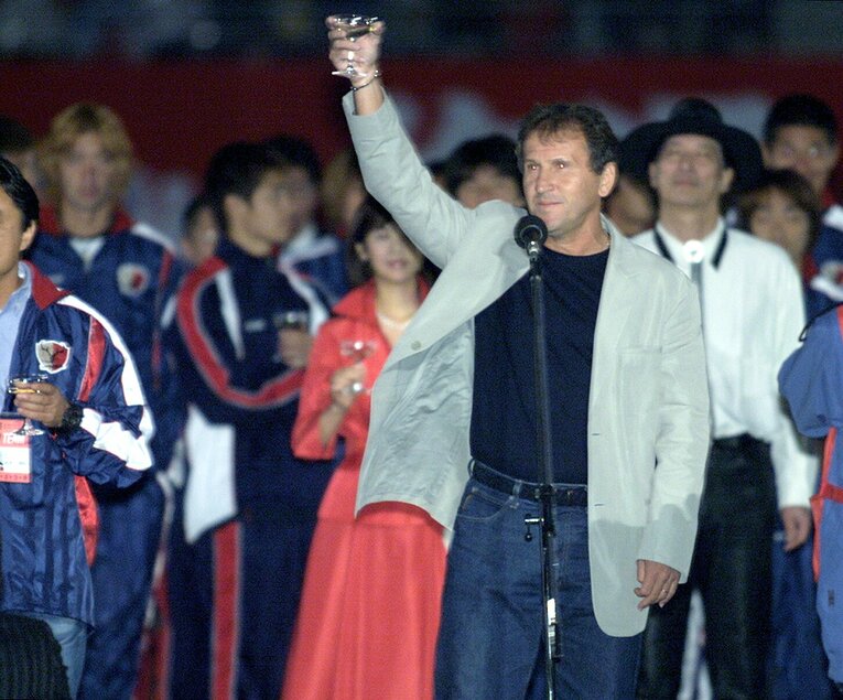 鹿島アントラーズ10周年記念セレモニーで乾杯するジーコ　©JIJI PRESS