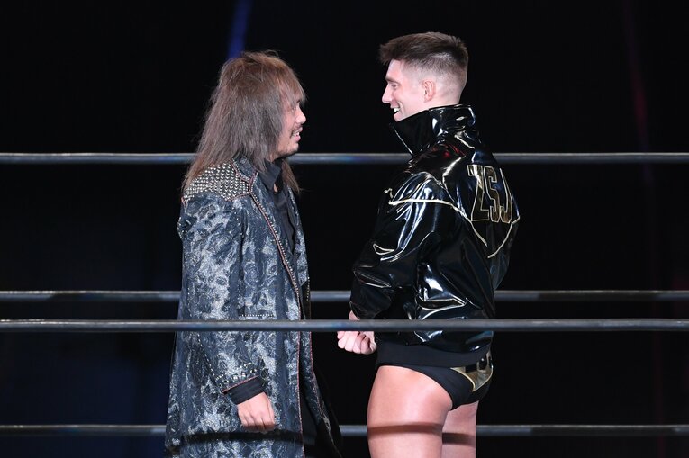 視線を合わせて不敵に微笑む両者