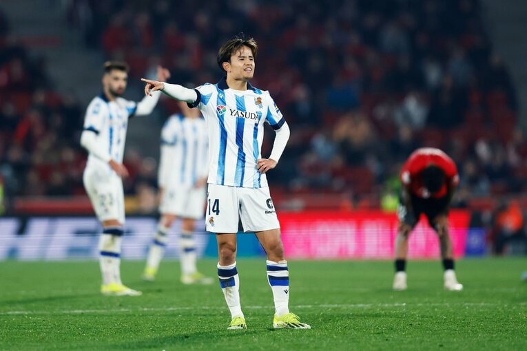 「サディク！」とポジションの指示を飛ばす久保　©Daisuke Nakashima