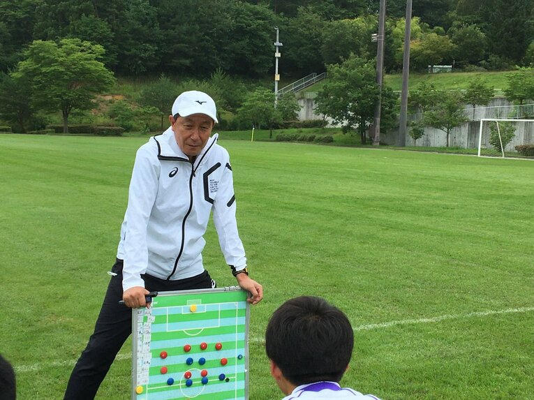 花巻東高校で指導する柱谷哲二。東北新人大会4強に進出するなど、着実に強化が実っている（事務所提供）