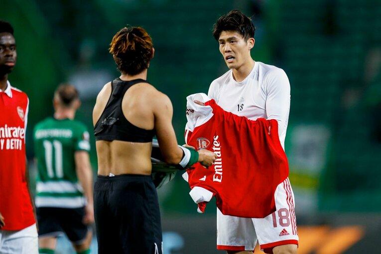 「モリタ、モリタ」とポルトガル地元カメラマン称賛…冨安健洋vs守田英正が「試合後にユニ交換」“EL日本人対決”を撮った(35)