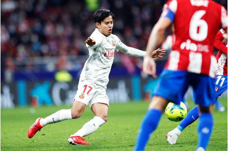 久保建英が“鉄壁アトレティコDF”をミスらせた　今季初ゴール写真に感じる「タケの厄介さ」とは〈撮影者の視点〉(29)