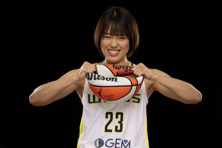 所属するトヨタ自動車アンテロープスとパートナーシップを結ぶWNBAダラス・ウィングスのトレーニングキャンプに参加した山本麻衣　©︎Imagn/Reuters/AFLO
