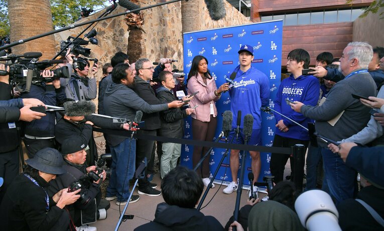 報道陣の取材に応じる大谷（2月9日）　©JIJI PRESS