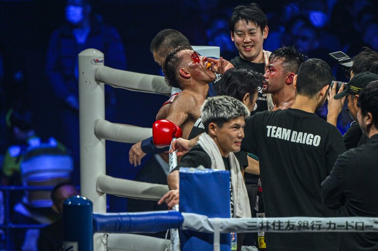 堤聖也vs.比嘉大吾。2月24日、有明アリーナ　©Takuya Sugiyama