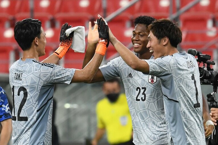 2022年7月、E-1選手権で大迫敬介、鈴木彩艶とハイタッチ　©Masashi Hara/Getty Images