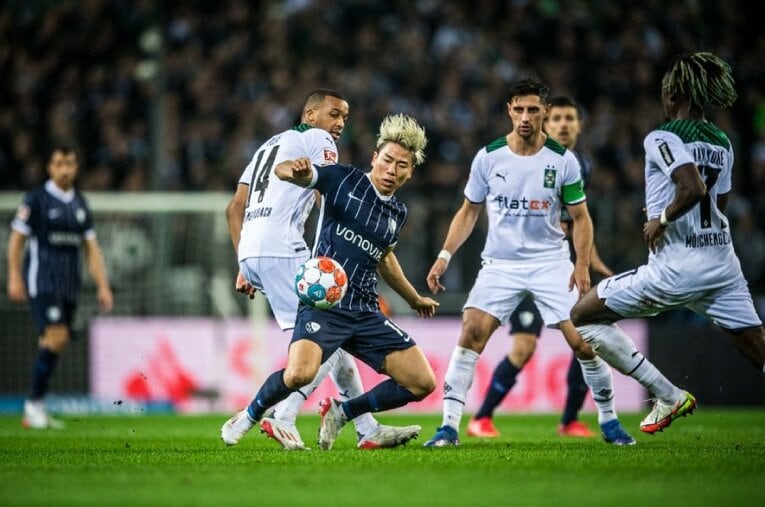 移籍後まだゴールのない浅野だが、闘争心溢れそのプレーをボーフムの熱いファンたちも好意的に受け止めている ／ photograph by Getty Images