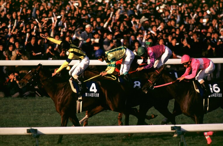 蛯名正義（現調教師）騎乗のバブルガムフェローが制した96年の天皇賞・秋。同レースではマヤノトップガンが2着、サクラローレルが3着、マーベラスサンデーは4着だった　©Keiji Ishikawa