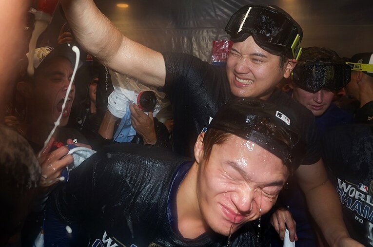 大谷翔平と山本由伸が美酒に酔ったワールドシリーズ。2人の着用しているTシャツを含めて“ドジャース世界一グッズ”の価格を調べてみた ／ photograph by Sarah Stier/Getty Images