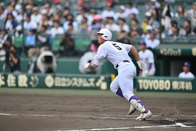 準々決勝の対東海大相模戦…豪快弾を放った高橋徹平。太ももがまるで競輪選手（全10枚超）　©Hideki Sugiyama