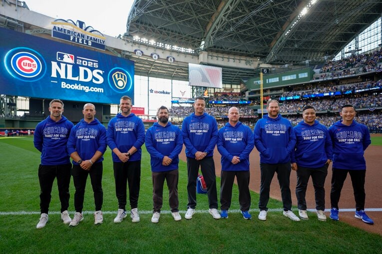 5年ぶりにポストシーズンに進出したカブスを支えたスタッフたち。中田さんは一番右（写真=本人提供）