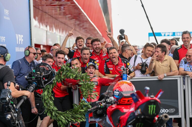 チームと喜びを分かち合うマルク　©Satoshi Endo