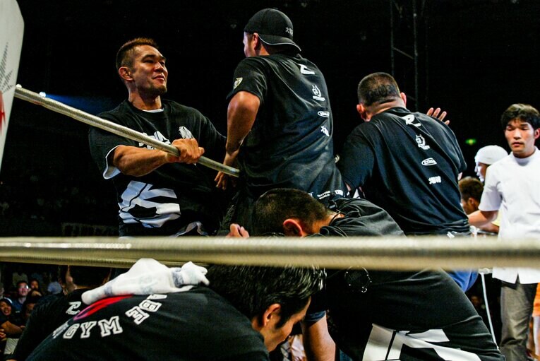 リング上は両陣営が入り乱れて殺伐とした雰囲気に　©Susumu Nagao