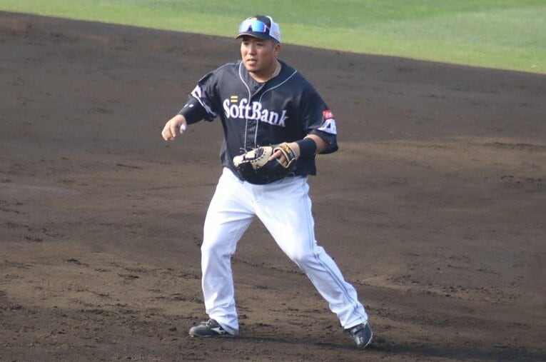 守備練習に励む山川穂高 ／ photograph by Kou Hiroo