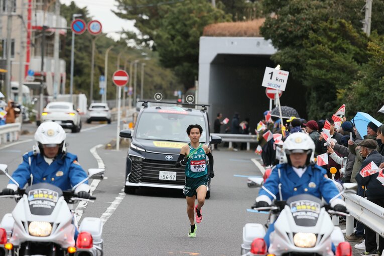 1km付近で中継車から駒澤大が見えないほどの差に　©JMPA