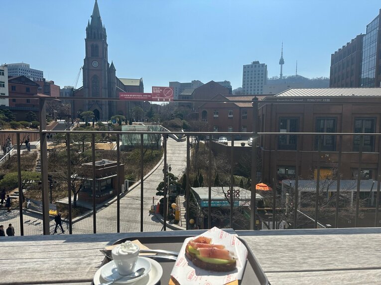 明洞大聖堂とNソウルタワーが見渡せるビューマッチブなレストランで食事