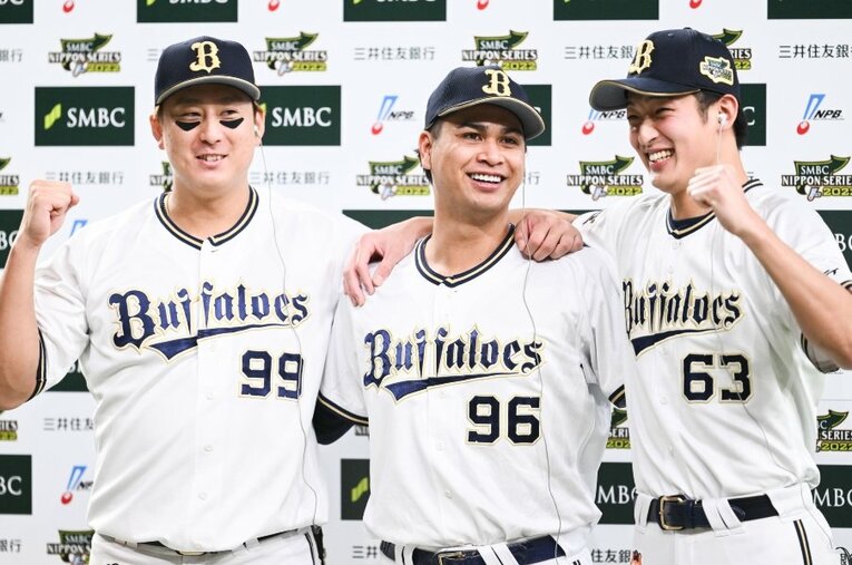 日本シリーズ第4戦で杉本、山崎とお立ち台に上がった宇田川（中央）。夏に支配下登録を勝ち取ると、強力リリーフ陣の一員として日本一に貢献した　©Nanae Suzuki