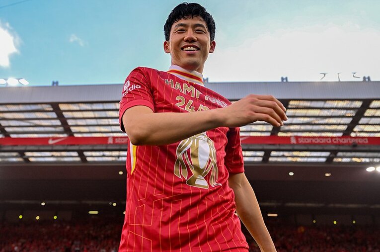 プレミアリーグ優勝を果たしたリバプールの遠藤航。アンフィールドで満面の笑み ／ photograph by Andrew Powell/Getty Images