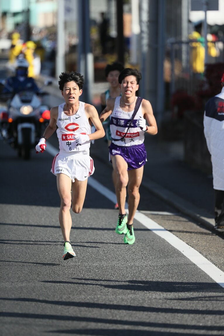 【2区史上最高の対決／2023年】最後のスパートで田澤をとらえた吉居　©JMPA