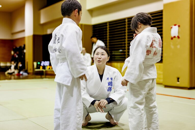 昨年から子供たちを指導する染宮さん（四街道警察・警和会）　©︎Kiichi Matsumoto