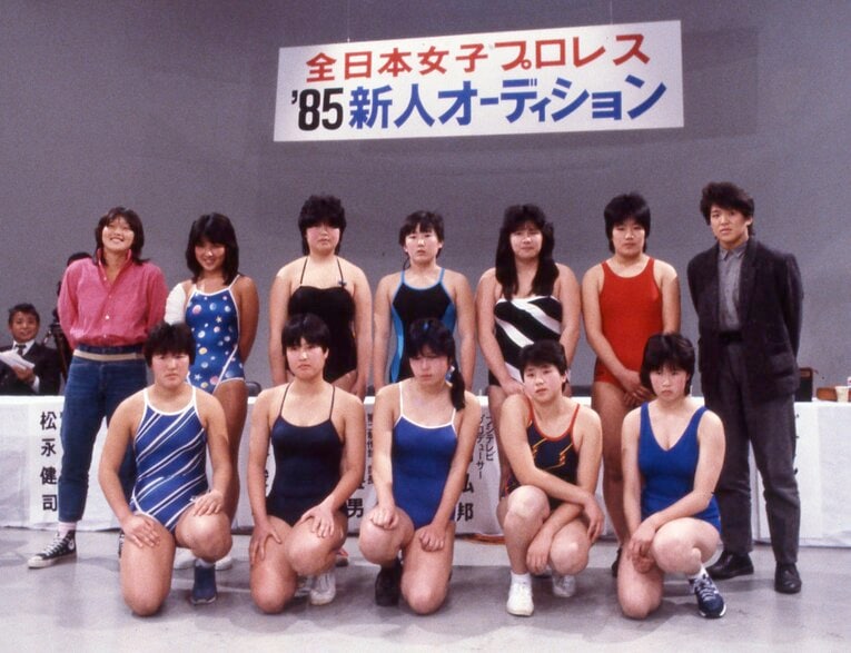 宇野久子（のちの北斗晶、前列左端）、西脇充子（前列右から2）ら同期たち。練習中に急逝した佐藤真紀さん（後列右から4人目）の姿も　©東京スポーツ新聞社