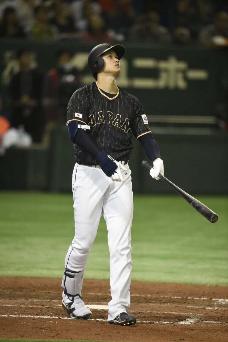 オランダ戦でボールの行方を追う大谷だが……©Naoya Sanuki