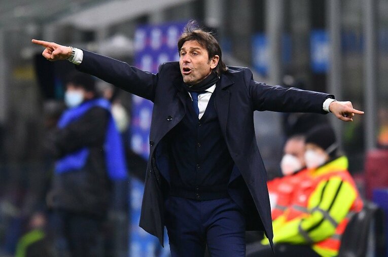 ユベントスとのコッパ・イタリア準決勝で騒動を起こしたアントニオ・コンテ。しかし、チームは11年ぶりのスクデット獲得に向け、ついにセリエA首位に躍り出た ／ photograph by Getty Images