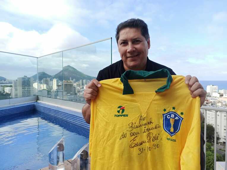 1990年にブラジル代表に招集された際、ペレにサインしてもらったユニフォームを“家宝”にしている　©Hiroaki Sawada