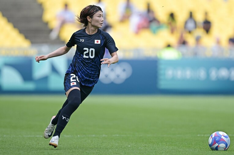 パリ五輪ナイジェリア戦、右サイドを疾走する守屋　©Takuya Kaneko/JMPA