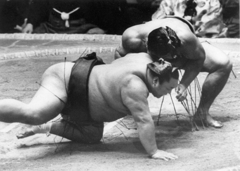 昭和56（1981）年一月場所、日本中の国民が釘付けとなった横綱・北の湖との優勝決戦。見事、初優勝を果たした千代の富士は大関に、同年夏に横綱に昇進する　©︎KYODO