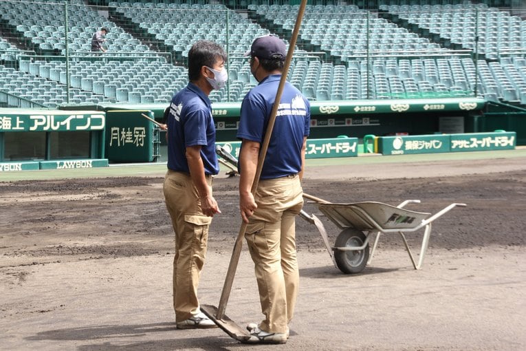 整備中にコミュニケーションを取る金沢さん。取材日も陽が差すと暑さを感じる気温だった