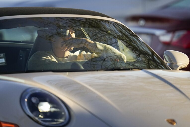 ドジャースキャンプでポルシェを運転する姿　©AFLO