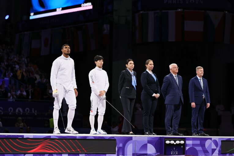 試合開始前、ピストに整列するボレルと加納。身長差は24cm　©JMPA