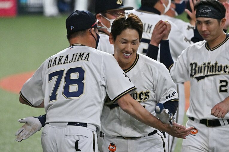 劇的すぎるサヨナラ弾を放った吉田正尚は中嶋監督と熱い抱擁。この一撃がシリーズの流れを完全に変えた ／ photograph by Hideki Sugiyama