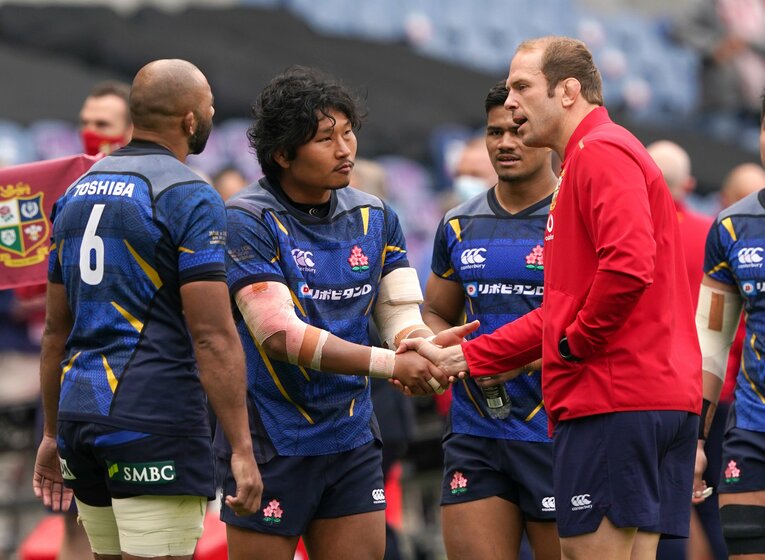 負傷退場したアラン=ウィン・ジョーンズと言葉を交わすリーチマイケル、稲垣啓太ら　©︎PA Images/AFLO