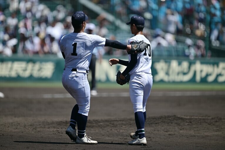 「あとは任せた」とばかりに新垣有絃の肩をポンと叩く末吉良丞　©Hideki Sugiyama