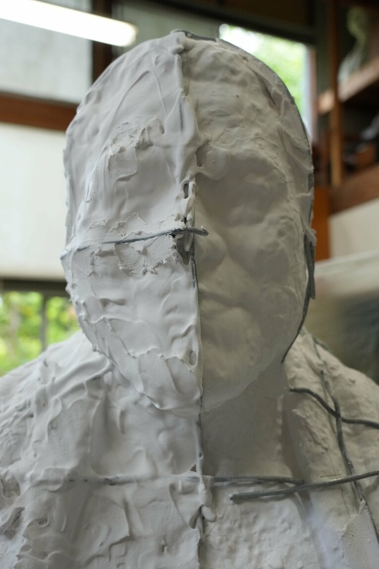 石膏が厚く塗られた猪木像の顔部分