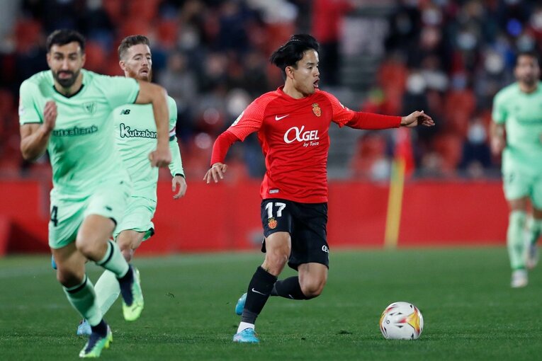 久保建英の“劇的決勝ゴール後に消えた疾走”は「客席に飛び込みたかったけど高すぎて無理」だった？《カメラマンが見た真相》(19)