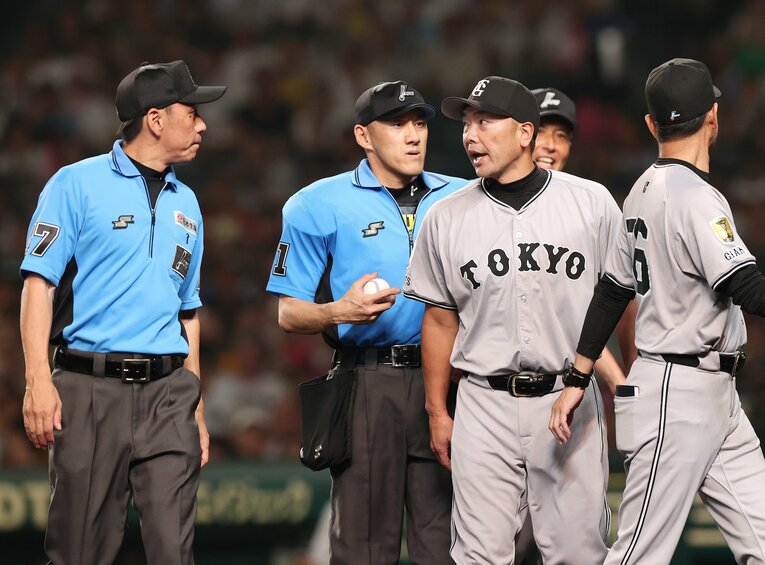 【連続写真／5枚超】触れた？触れてない？ 球場アナウンスで「どのシーンを元に判定を変えたか」という説明さえあれば、阿部監督の退場もなかった？　©JIJI PRESS