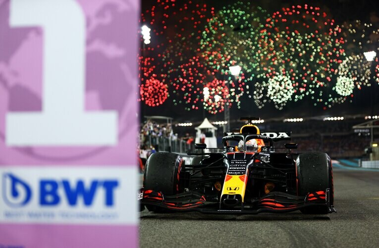 誰もが予想し得なかったレース終盤の劇的展開で、フェルスタッペンはドライバーズタイトルを獲得した