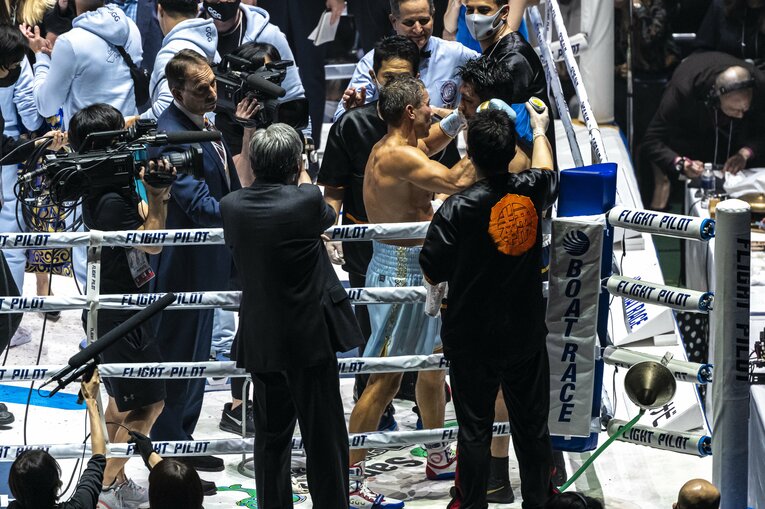 村田に駆け寄るゴロフキン　©Takuya Sugiyama