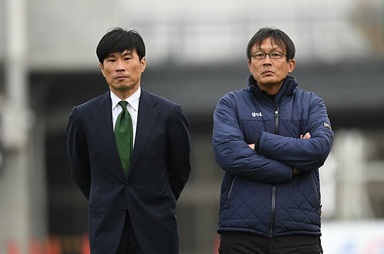 J2昇格したSC相模原の望月会長（左）と三浦監督。J3を勝ち上がるのすら難しいのが、今のJリーグだ ／ photograph by Getty Images