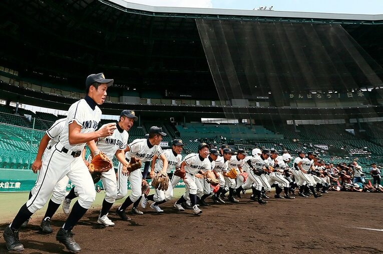 春夏連覇などで甲子園を沸かせた箕島高校。このような公立校にとっては「町おこし」の一面もある ／ photograph by JIJI PRESS