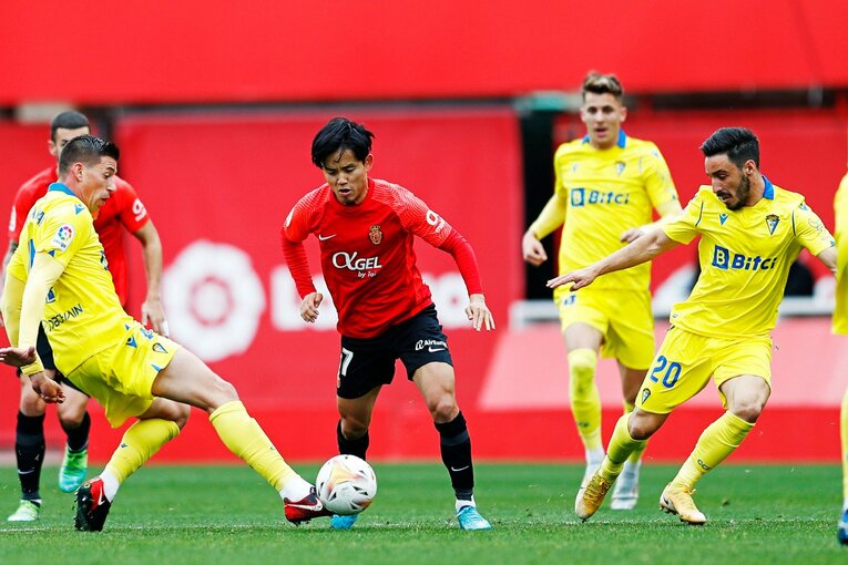 「クボはファウル覚悟で止めなければ」 残留争いで久保建英が大仕事…辛口のタクシー運転手もニコリ〈カメラマン現地取材〉(13)