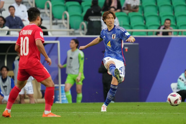 グループステージ第1戦ベトナム戦での板倉　©Getty Images