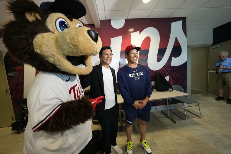 吉田正尚のもとを訪れた、栗山英樹氏　©︎AP/AFLO