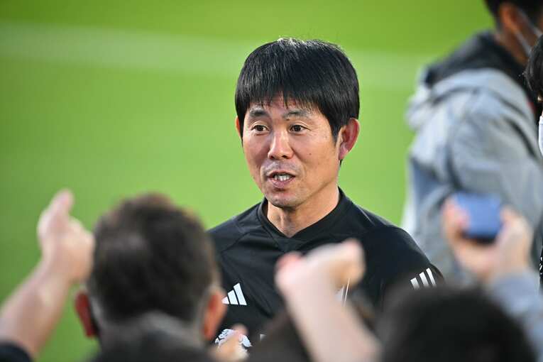 コスタリカ戦後の練習で取材に応じる森保監督　©Takuya Kaneko／JMPA