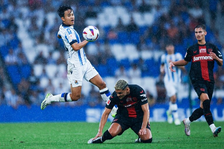 久保建英22歳が試合中“舌をペロッ＋笑顔”で…「クボいるの？」子供人気は今季も！ カメラマンが撮った“ソシエダ2年目開幕前のワクワク”(27)