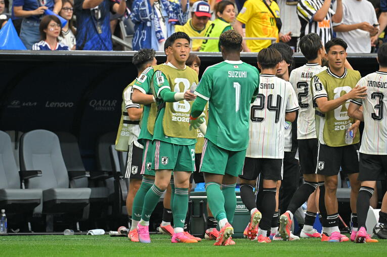 ハイドレーションブレイクで水を手に彩艶を出迎える早川　©Takuya Kaneko/JMPA